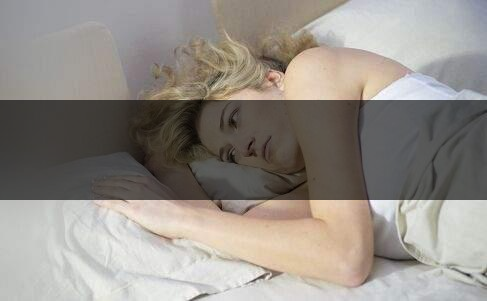 喝茶失眠怎樣才能快速入睡，這樣可以有效防止失-2