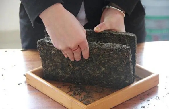 2022年怎么撬普洱茶磚？