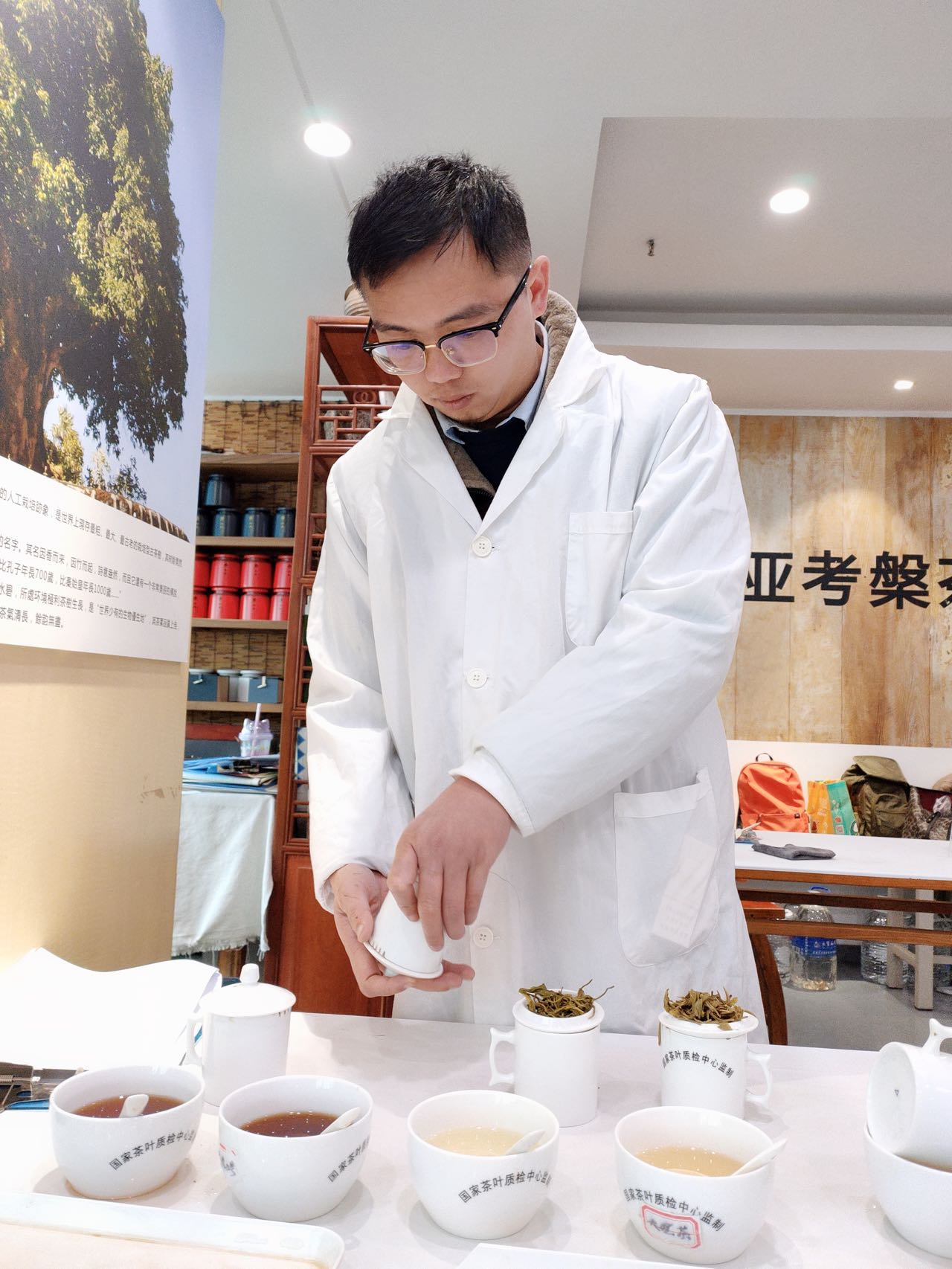 普洱茶非遺傳承人陳財(cái)代表普洱市參加云南省第十九屆職工職業(yè)技能大賽·評(píng)茶員技能決賽