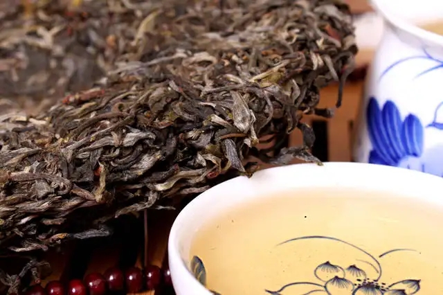 喝普洱茶，生茶和熟茶哪個(gè)更適合你？